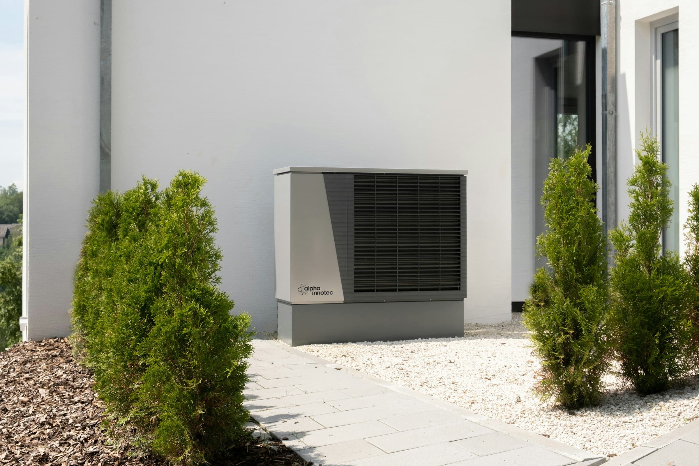 Modern värmepump installerad vid en villa i Malmö